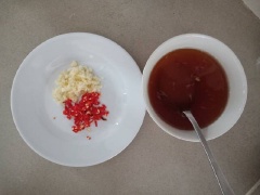 Băm nhỏ tỏi và ớt. Cho nước mắm, đường, nước lọc vào chén, đặt vào lò vi sóng quay nóng 30 giây, lấy ra để nguội, khi dùng thì mới cho nước cốt chanh vào chén khuấy tan. Sau đó mới cho tỏi ớt băm vào. Thành phẩm ta có chén nước mắm chua ngọt hơi sánh với ớt tỏi nổi lên đẹp mắt.