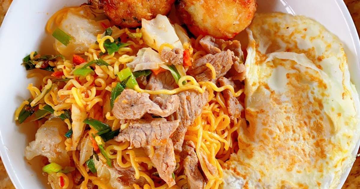 Mì xào bò, trứng gà ốp la
