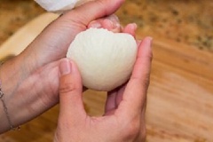 Băm nhỏ dưa leo bao tử. Cho hành vào 1 chiếc khăn nhỏ, vắt cho thật ráo nước.
