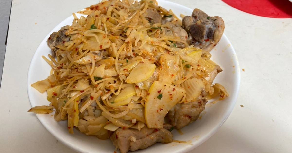 Đùi gà xào măng chua