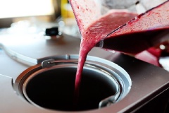 Đổ hỗn hợp cherry vào máy làm kem và đợi máy hoạt động xong thì lấy ra. Cho hỗn hợp kem vào hộp, để vào tủ đá 24 tiếng cho kem đông lại là có thể dùng được nha. Nếu bạn không có máy làm kem thì chỉ cần đổ hỗn hợp ra hộp và cho vào ngăn đá để đông lạnh là được. Khi ăn chỉ cần dùng muỗng múc ra ly thôi nhé.