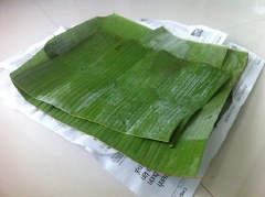Chuối bóc bỏ vỏ, cắt thành từng miếng dày 0,5 cm. Lá chuối rửa sạch, lau khô.