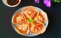 Bánh hấp nhân trứng sốt cà chua đơn giản và ngon miệng. Bánh có lớp vỏ dẻo dai, nhân cà chua chua, trứng béo thơm. Thích hợp cho bữa sáng dinh dưỡng và giàu năng lượng.