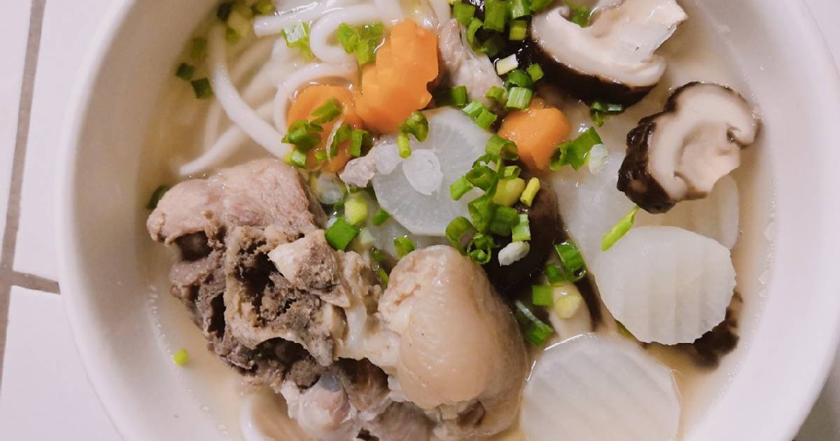 Bánh canh giò heo nấm đông cô