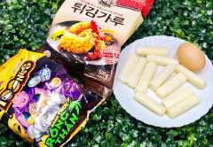 Nghiền nát bánh Tonnies, cho ra đĩa. Cho bột chiên giòn ra đĩa sạch khác. Đánh tan trứng gà trong chén. 1 đĩa đựng phô mai thanh mozzarella.