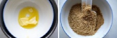 Cho bánh quy vào bọc nylon thực phẩm, rồi dùng chày nghiền nhỏ. Chưng cách thủy hoặc cho bơ vào lò vi sóng quay nhanh để bơ tan, sau đó cho bánh quy nghiền nhỏ vào, trộn đều.