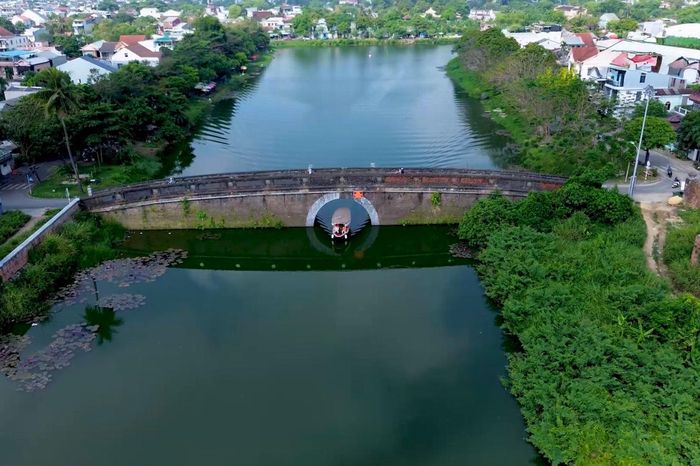 Ngắm Huế bằng thuyền điện - Báo Thừa Thiên Huế