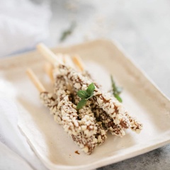 Món bánh que pocky là món ăn vặt được nhiều người ưa thích không chỉ các em nhỏ. Giờ đây bạn có thể tự làm món bánh hấp dẫn này tại nhà vô cùng đơn giản phải không? Bạn có thể tranh thủ làm nhiều sau đó để vào hũ kín hoặc túi buộc lại để ăn dần nhé!