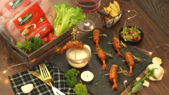 Sau khi tôm nướng chín bạn gắp tôm ra đĩa, trang trí đẹp mắt và dùng kèm với salad và chấm cùng mayonnaise. Món tôm cuộn ba rọi xông khói nướng sa tế không quá cầu kỳ nhưng lại vô cùng tinh tế và đẹp mắt không thua kém món ăn ở nhà hàng. Đã có công thức rồi, bạn còn chờ gì nữa mà không vào bếp ngay để trổ tài nấu nướng của mình nào!