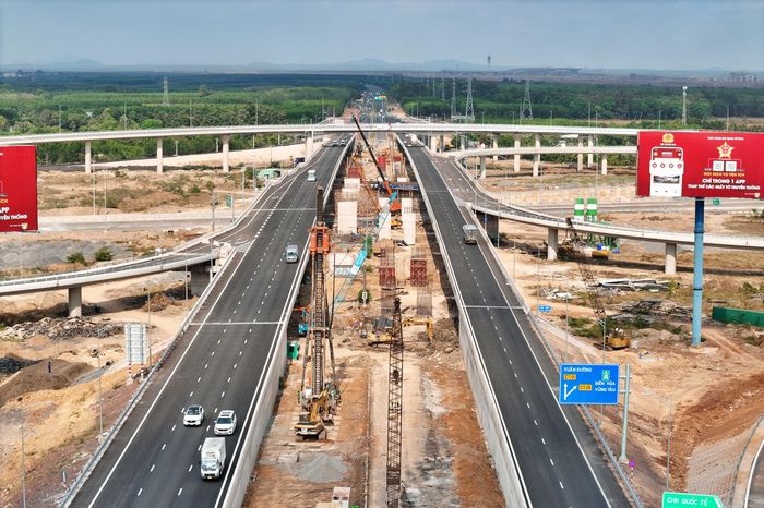 Cận cảnh cao tốc TP.HCM - Long Thành sau hơn nửa năm thi công mở rộng - Báo VTC News