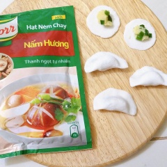 Công Đoạn Vào Bánh: Lấy bột bánh, cho thêm chút nhân vào giữa bột rồi gấp chặt mép bột lại. Có thể dùng tay gấp mép bột hoặc dùng nĩa đè mép bột cho đẹp mắt. Làm tương tự cho đến khi hết phần bột và nhân bánh.