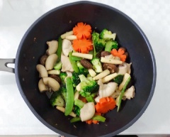 Đun nóng chảo dầu, cho tỏi vào phi thơm, rồi cho dồi trường vào, nêm dầu hào, ô mai vào và liên tục đảo đều cho gia vị thấm vào dồi. Sau đó cho rau củ vào cuối cùng, đảo đều lên cho tất cả thấm gia vị là có thể tắt bếp rồi nha.