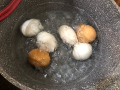 Trứng luộc chín, lột vỏ. Dừa tươi, chặt lấy nước.