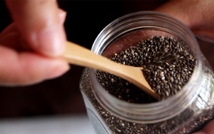 Cách pha nước chanh hạt chia: Cho vào bình nước chanh vừa vắt cùng với 250ml nước lọc, 1/2 số sirup sả rồi khuấy đều. Nêm nếm và thêm bớt syrup sả tùy khẩu vị. Đến đây bạn có thể cho trực tiếp hạt chia vào hoặc ngâm chia với nước ấm cho nở trước rồi vớt vào bình, khuấy đều rồi thêm đá là có thể dùng được rồi.
