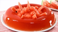 Cho ra đĩa, trang trí thêm miếng dưa hấu để món thạch của chúng ta thêm bắt mắt nè. Vị ngọt của dưa hấu kết hợp cùng các nguyên liệu khiến bạn sẽ không thể từ chối được.