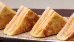 Bày ra đĩa, cắt bánh mì sandwich kẹp 3 tầng thành hình tam giác là có thể thưởng thức ngay!