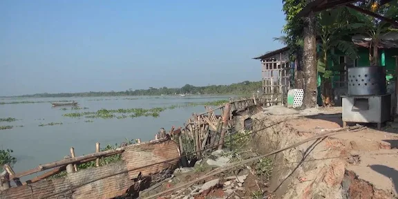 রাক্ষসী সন্ধ্যার গ্রাসে বিলীনের পথে আমরাজুড়ি ফেরিঘাট, মানচিত্র বদলের আশঙ্কায় এলাকাবাসী