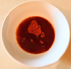 Trộn đều 1 muỗng canh nước mắm với 1/2 muỗng canh giấm, 1 muỗng cà phê đường, 1 muỗng cà phê ớt bột và 1 thìa canh nước sôi hoà cho tan. Tiếp theo, cho phần nước mắm vào chảo và đun đến khi hỗn hợp nước mắm sốt chua cay mặn ngọt sệt lại là được.