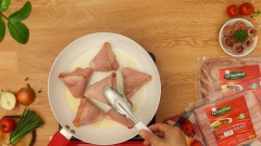 Bắc chảo lên bếp, cho vào 2 muỗng canh dầu ăn, làm nóng dầu. Gắp từng cuộn cơm vào chiên áp chảo các mặt cho vừa xém vàng, phô mai nóng chảy là được.