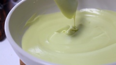 Với 1/3 hỗn hợp mousse còn lại, bạn cho thêm 250gr whipping cream đã đánh bông vào, fold đều cho hỗn hợp hoà quyện mịn mượt. Sau đó cho thêm 7gr gelatin lá đã đun chảy vào, rồi fold thêm lần nữa cho hoà quyện. Khi khuôn mousse đã se mặt, chế hỗn hợp vừa làm vào khuôn, lại dần xuống bàn vài lần cho bọt khí vỡ rồi cho vào ngăn mát tủ lạnh để se mặt.