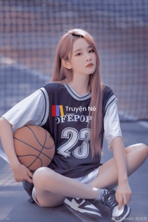 Ánh Nhìn Đưa Đẩy Giữa Sân Bóng