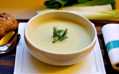 Múc soup khoai tây ra chén, trang trí tùy thích và thưởng thức!