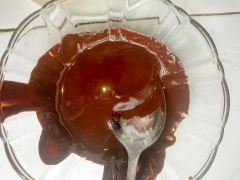 Chocolate bạn đặt vào lò vi sóng làm nóng cho chocolate tan chảy hoàn toàn, ngoài ra bạn cũng có thể hâm nóng cách thủy nhé. Nhúng bánh vào chocolate sao cho chocolate phủ kín mặt bánh, đặt bánh vào ngăn đông của tủ lạnh 1 - 2 phút cho phần chocolate đông lại.
