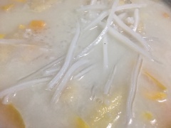 Nồi bí sôi, nấu thêm khoảng 10 - 15 phút cho khoai và bí đỏ chín. Sau đó cho bột khoai, bột báng vào nấu cùng.