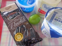 Bào nhỏ chocolate rồi trộn đều với 100ml kem whipping và 40g đường.