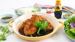 Cho cá ra dĩa, ăn chung với cơm trắng cùng các loại rau sống là hết xảy. Cá thu kho nước tương theo công thức này vừa nhanh chóng mà hương vị lại đậm đà khó cưỡng. Nếu bạn còn ngại không biết cách kho một nồi cá ngon là như thế nào thì hãy tham khảo công thức Cá thu kho nước tương này của Maggi ngay nhé!