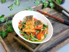Cá chiên gừng hành với một cách làm cực kì đơn giản, dễ dàng và hương vị thơm ngon, không hề gây ngán, ăn món này với cơm nóng là tuyệt nhất đấy. Chị em còn chờ gì mà không lưu ngay công thức này và vào bếp chế biến nào.