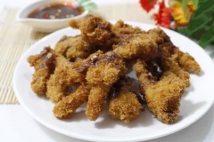 Cho chân gà chiên giòn sốt me ra đĩa sau đó múc 1 ít nước sốt me rưới lên trên, nước sốt me còn lại bạn cho vào 1 cái bát con để khi ăn chấm cùng.
