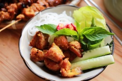 Vậy là bàn tiệc thịt nướng thịnh soạn đã sẵn sàng để chiêu đãi khách khứa rồi đó. Từng xiên thịt vàng ươm thơm nức vị cà ri, cắn vào béo ngậy mùi nước cốt dừa mà miếng thịt cũng không hề bị khô một chút nào. Thịt nướng cà ri ăn với bún tươi, rau sống, cho vào chung hết rồi trộn lên ăn hoặc cuốn thịt với rau rồi chấm nước mắm chua ngọt cũng rất là ngon.
