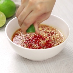 Nước trộn gỏi: Hòa tan 120g đường, 120ml nước mắm ngon rồi đun trên bếp cho sôi bùng lên thì tắt bếp, để nguội. Thêm vào 1 muỗng canh tỏi băm, 1 muỗng cà phê ớt hiểm băm, 1 muỗng canh nước cốt chanh trộn đều.