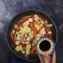 Nêm cùng 1 tsp (muỗng cà phê) hạt nêm Knorr, 1/2 tsp đường và 1 tbsp nước tương chay. Tiếp đến cho hành boa rô và xào chín món ăn.