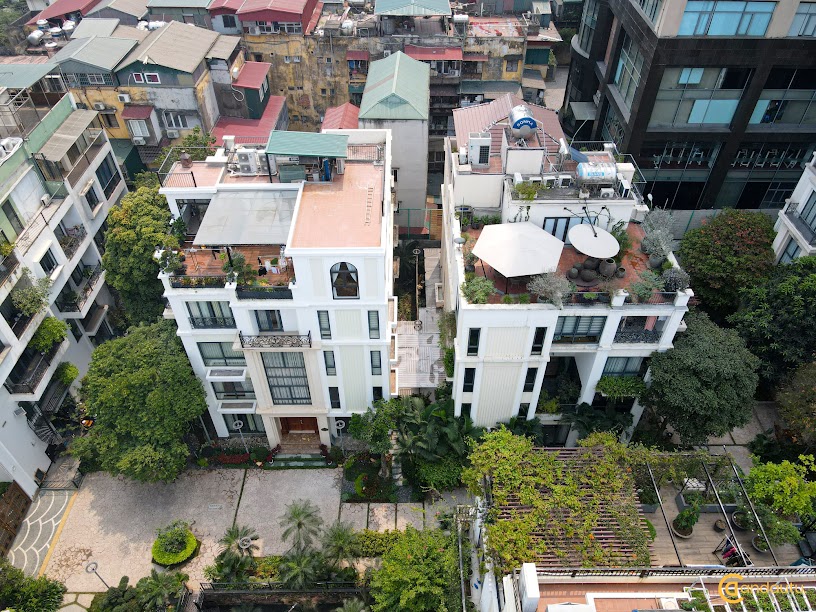 <p>Thông tin chi tiết Biệt thự tại La Casa Villa như sau:</p>
<ul>
<li>Tổng diện tích mỗi căn biệt thự: 158,4 m2.</li>
<li>Tổng diện tích sàn: 330 m2 (Chưa bao gồm phần tầng hầm)</li>
<li>Diện tích xây dựng: 95 m2</li>
<li>Diện tích xây tầng hầm: 70m2</li>
<li>Tổng số phòng ngủ: 06 phòng ngủ</li>
<li>Tổng số tầng: 01 tầng hầm, 04 tầng nổi</li>
</ul>
<p>Thiết kế biệt thự dự án La Casa Villa gồm 16 căn biệt thự song lập theo kiến trúc Châu Âu sang trọng và hiện đại, các nguyên vật liệu và nội thất đều được nhập ngoại. Thiết kế biệt thự La Casa Villa gồm 1 tầng hầm, 4 tầng được sử dụng để ở (3 tầng sinh hoạt và 1 tầng mái), 1 tầng tum.</p>