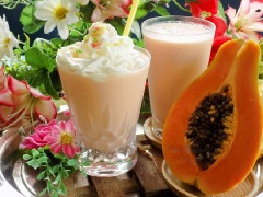 Sinh tố đu đủ bổ dưỡng với đu đủ chín mềm, ngọt dịu, tỏa hương thơm đặc trưng, được xay mịn cùng với sữa tươi, đường vàng và ít đá viên. Thích hợp thức uống tráng miệng giải nóng hiệu quả. Ngoài ra, đu đủ còn cung cấp nhiều vitamin A giúp sáng mắt nữa nhé!