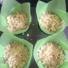 Đổ vào cốc giấy, đặt vào khay cupcake, để yên khoảng 7 phút. Sau đó trộn đều 15g bột mì với, 13g đường bột, 13g bơ mềm trông thố khác rắc lên bề mặt các cốc bánh. Đem nướng ở 175 độ C trong khoảng 25-30 phút.