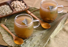 Chế nước mát ra ly và thưởng thức. Bạn có thể cho nước lá sen bí đao vào bình lớn rồi bảo quản trong tủ lạnh dùng dần. Những ngày thời tiết nắng nóng, các mẹ nhanh chóng nấu ngay một nồi nước cho cả nhà nhé.