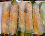Trải bánh đa ra, đặt rau thơm, các nguyên liệu khác vào rồi cuộn chặt.