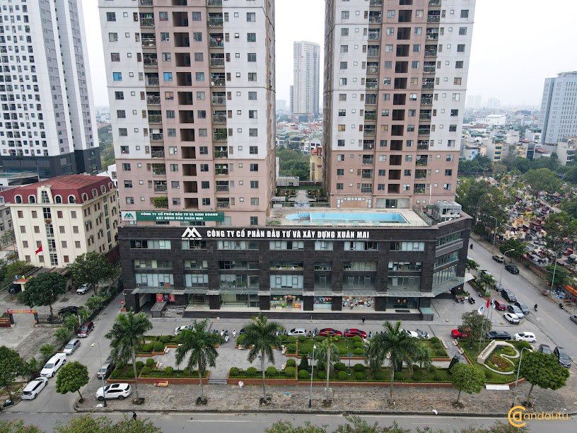 <p>Block H Xuân Mai Complex được bố trí 13 căn trên một mặt sàn với 4 thang máy và 2 thang bộ đảm bảo nhu cầu của cư dân. Căn hộ tại tháp H được bố trí chủ yếu theo hướng ban công hướng Bắc, cửa vào hướng Nam hoặc ngược lại. Cụ thể:</p>
<ul>
<li>Căn hộ có hướng ban công Nam cửa vào Bắc: Căn số 1,2,11,12,13</li>
<li>Căn hộ có hướng ban công Bắc cửa vào Nam: Căn số 5,6,7,8,9,10</li>
<li>Căn góc có cửa vào hướng Bắc ban công Nam – Tây: Căn số 3</li>
<li>Căn góc có cửa vào hướng Nam ban công Bắc – Tây: Căn số 4</li>
</ul>
<p>Các căn hộ tại dự án được xây dựng với công nghệ bê tông dưỡng ứng lực và tấm tường acotec. Công nghệ xây dựng này có tác dụng giúp các căn hộ trở lên bền hơn, chịu ẩm, chịu nhiệt, cách âm, cách nhiệt, chống cháy, chống rung lắc,… Ngoài ra, căn hộ được thiết kế không gian mở, giúp bắt trọn được ánh sáng và gió tự nhiên, tiết kiệm năng lượng điện và thân thiện với môi trường.</p>