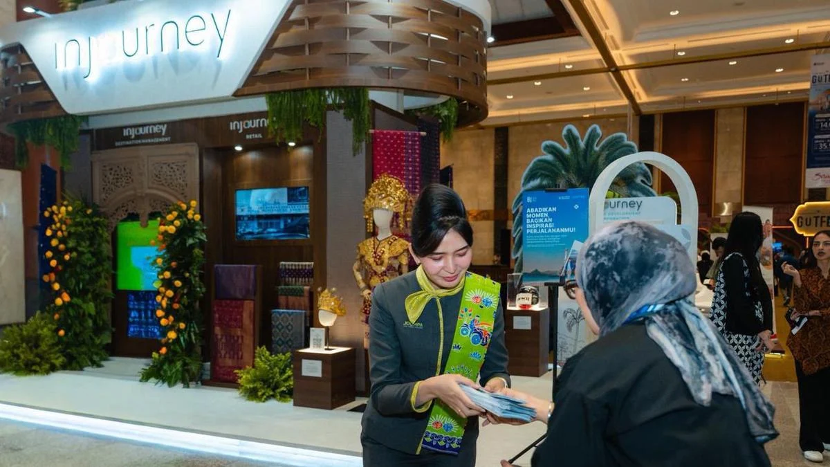 Suasana booth InJourney Group dalam pameran Garuda Indonesia Travel Fair 2026 yang menawarkan layanan wisata terintegrasi.