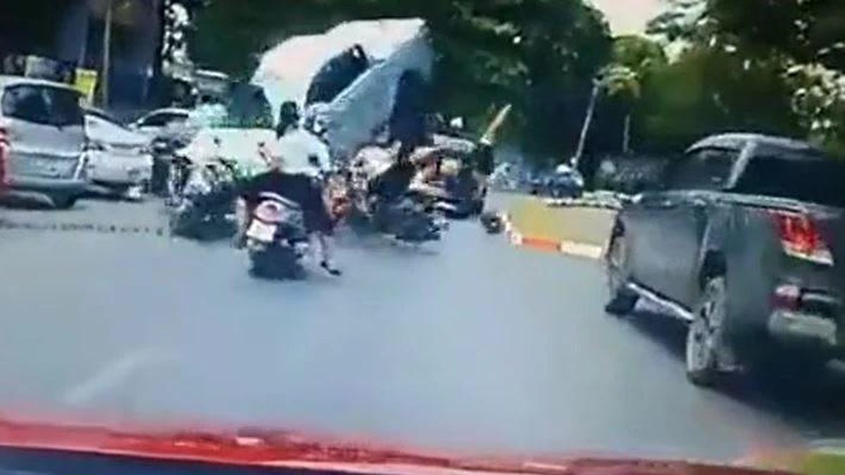 Ô tô lao sang làn ngược chiều, tông 3 xe máy khiến 5 người bị thương - Tạp chí Doanh Nghiệp Việt Nam