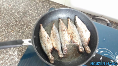 Chuẩn bị 1 chảo dầu, chiên sơ cá nục cho săn lại nhé, không cần chiên vàng tại vì mình còn kho cá nữa mà!