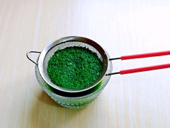 Nhặt sạch cải bó xôi, chần cải bó xôi qua nước sôi khoảng 1 phút rồi cho vào máy xay thực phẩm xay nhuyễn, Sau đó lược qua rây thu lấy nước ép cải bó xôi.