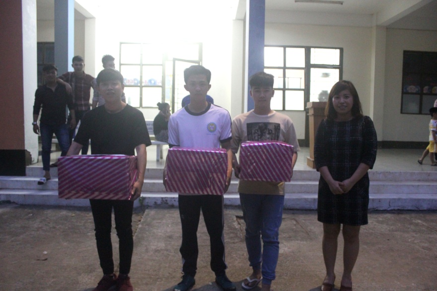 Các lớp đạt giải cao trong trò chơi kéo co (từ trái sang, giải nhất chi đoàn 17KT, giải nhì chi đoàn 15KT, giải ba chi đoàn 16QT)