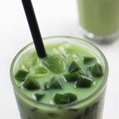Cho thêm 1 ít thạch lên mặt ly và thưởng thức.