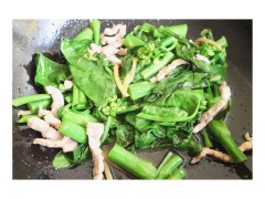 Cải ngồng rửa sạch, cắt khúc vừa ăn. Thịt heo cũng rửa sạch, để ráo, cắt sợi nhỏ. Đun nóng chảo dầu, cho gừng xắt sợi vào phi thơm rồi cho thịt vào xào chín tái thì nêm gia vị vào cho vừa miệng. Thịt chín thì cho rau vào tiếp tục xào đến khi chín mềm là được nha.