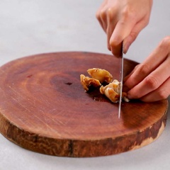 Sau khi ốc đã nguội bạn dùng que nhọn lấy phần thịt ốc ra tô để riêng. Dùng dao cắt nhỏ thịt ốc thành miếng vừa ăn.