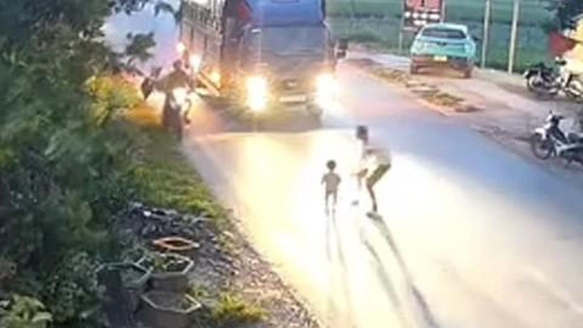 Thót tim cảnh bé trai 18 tháng tuổi chạy ra đường lớn giữa dòng xe lao vun vút - Công An TP.HCM